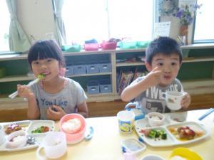 みんなでテーブルを囲んでいる様子